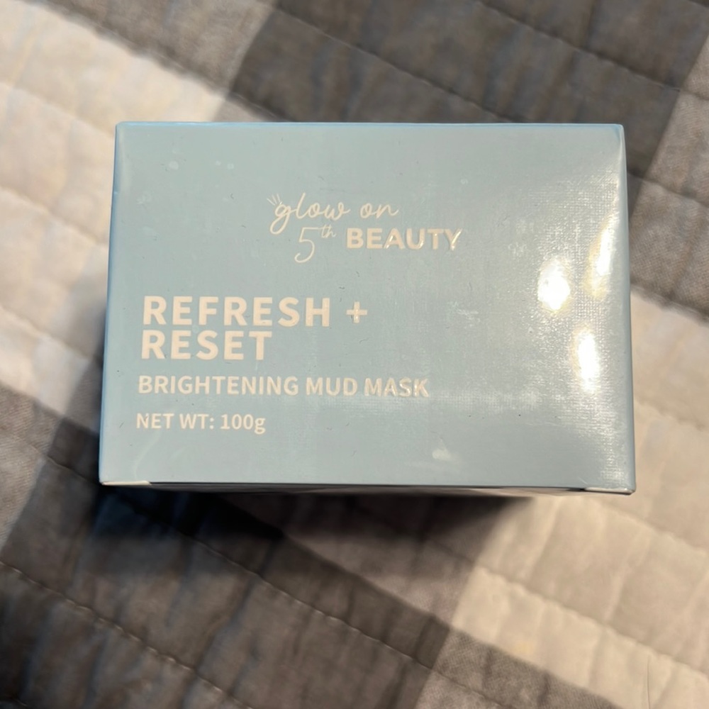 Glow on 5th beauty refresh +reset brightening mud mask